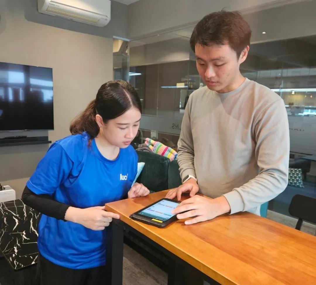 Walking a user through the InSight™ Servicing app on a tablet